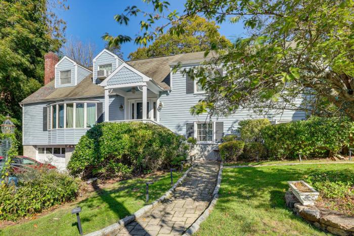 2 Mi to NYC Train WFH-Friendly Greenwich Apt!