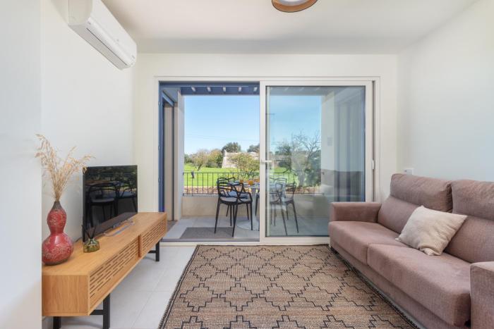 Forte 2BDR w Pool, AC, Gym, Garage & 5 mins to Beach