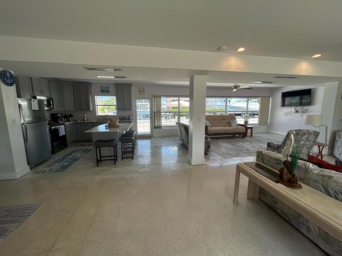 Comfortable, Spacious 3-BR, 2-BA-1 level home- DEEP dock on canal, Islamorada