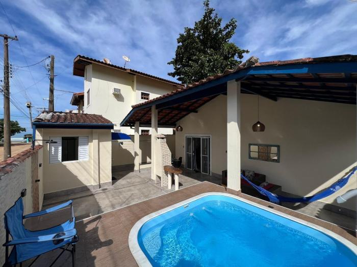 Linda casa c piscina a poucos passos da Praia