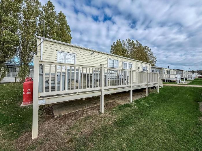 Lovely Caravan With Decking At Manor Park In Hunstanton Ref 23091T