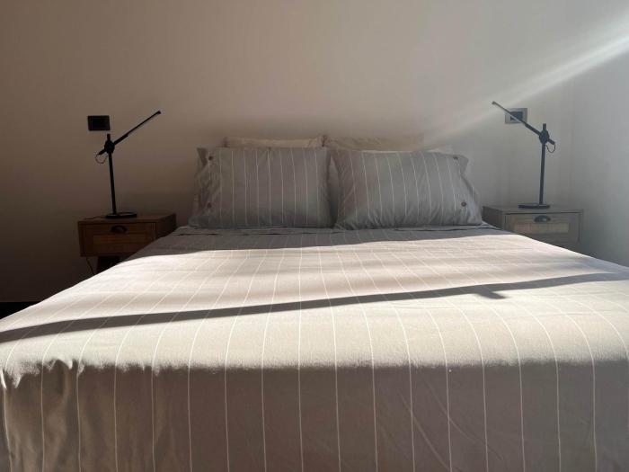 Comodo con aire acondicionado y estacionamiento