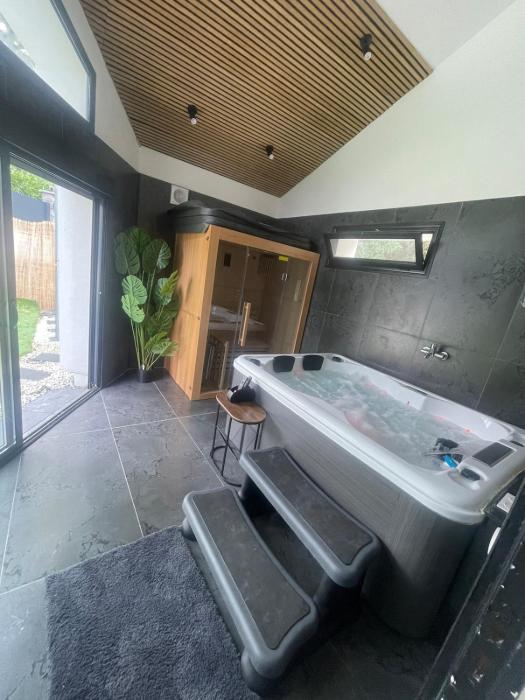 Cozy Loft with Sauna and Hot Tub