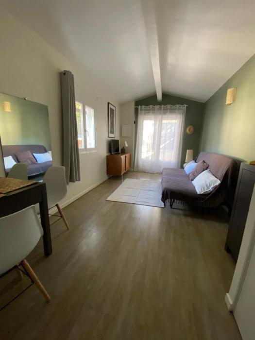 Studio indépendant avec terrasse dans propriété campagne Aixoise