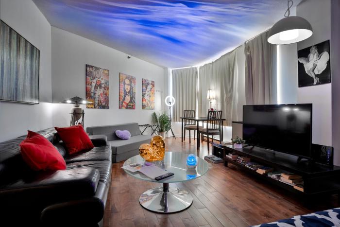 Beautiful APARTMENT - GORGEOUS VIEW of the city - 7 MINUTE WALK TO METRO - SELF CHECK IN