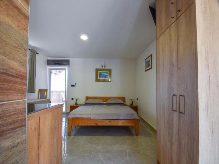 Apartments Jaklin - Studio Apartment with Balcony and Sea View