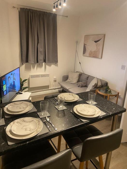 2 bedrooms apartment next to Arndale Shopping