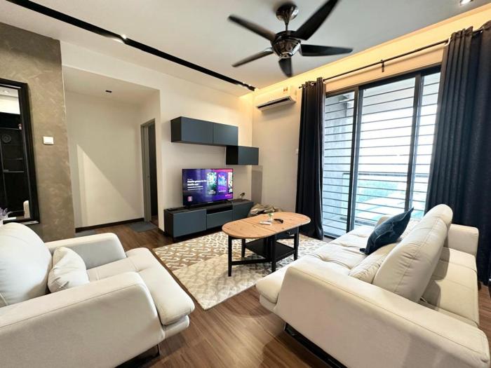Family Suite -3R2B, Upto8pax, 2 Car Park, Netflix, Nearby The Mines, UPM
