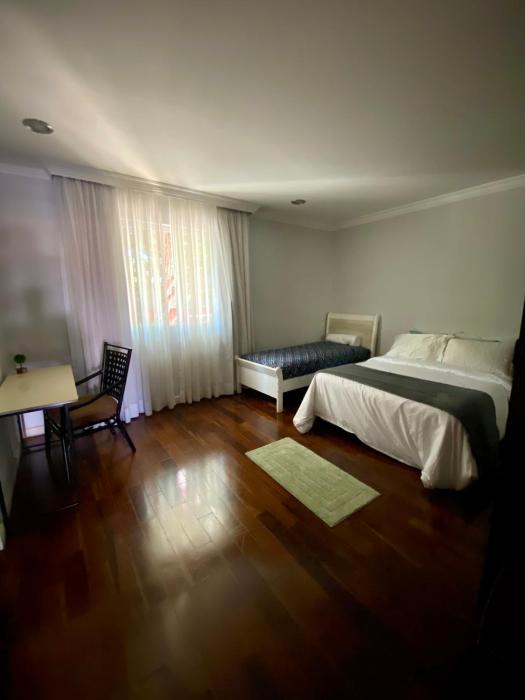 Quarto amplo e confortável