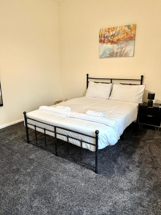 Modern 2BR Terraced Apt in Radcliffe