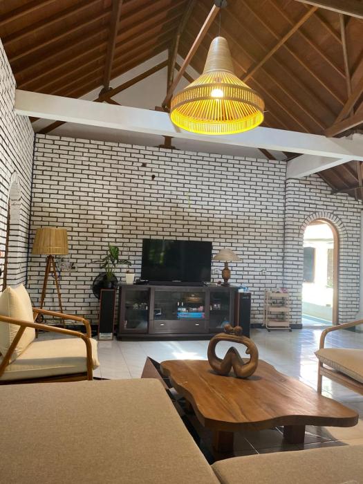 Huge 4 bedroom villa with Home Office