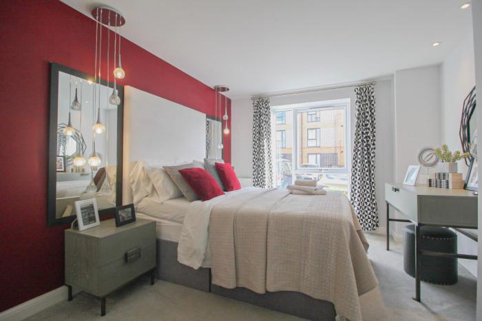 Luxury Business Class Apartment in City Centre - On Ground Floor with FREE PRIVATE Parking, FAST WIFI, Netflix, Fully Serviced with 2 Bathrooms for Longer Stays!