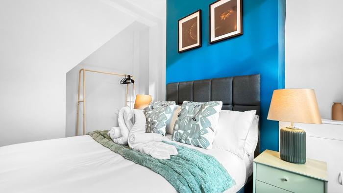 Stylish 3 bed home in Burnley by Lyx Stays, Ideal for Contractors, Weekend Getaways and Business Travellers - with Free Parking