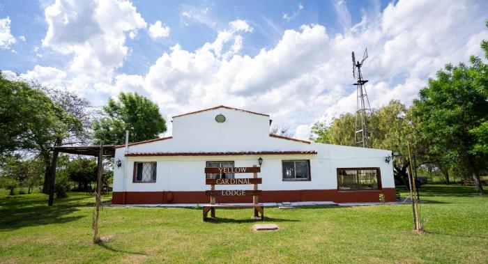 antiguo Yellow Cardinal Lodge