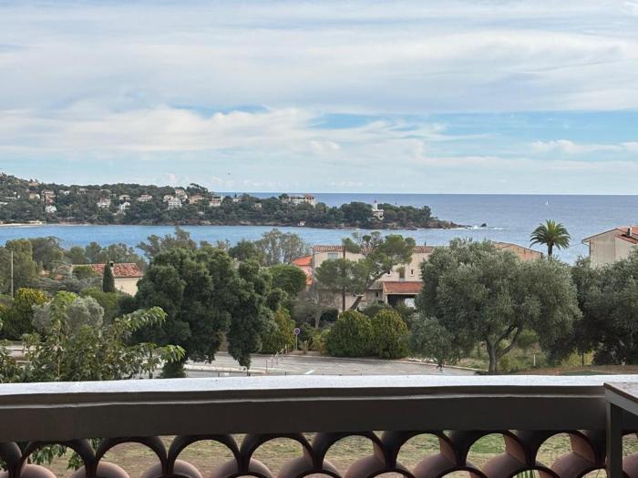 Cap Esterel 2 pièces avec terrasse, vue mer, climatisation et parking - FR-1-504-697