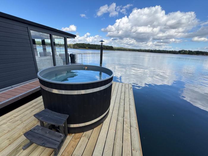 Houseboat Marina Mookerplas met XL Hottub | 4 - 6 personen