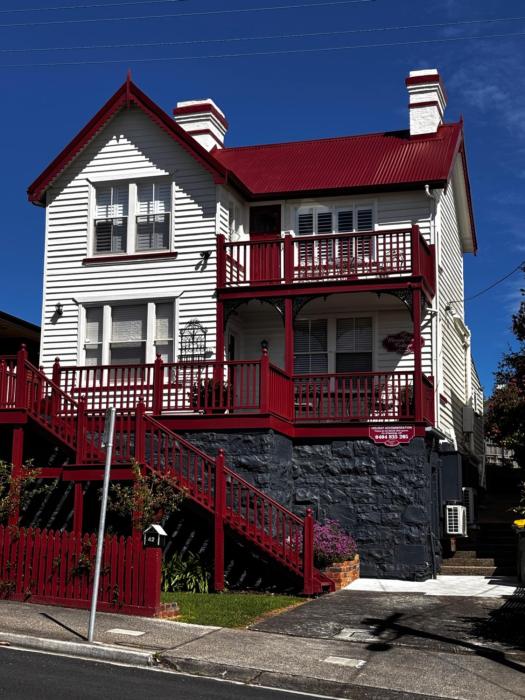 Mersey River Cottage ( cir 1888) Central location with Amazing Ocean and Habour Views.