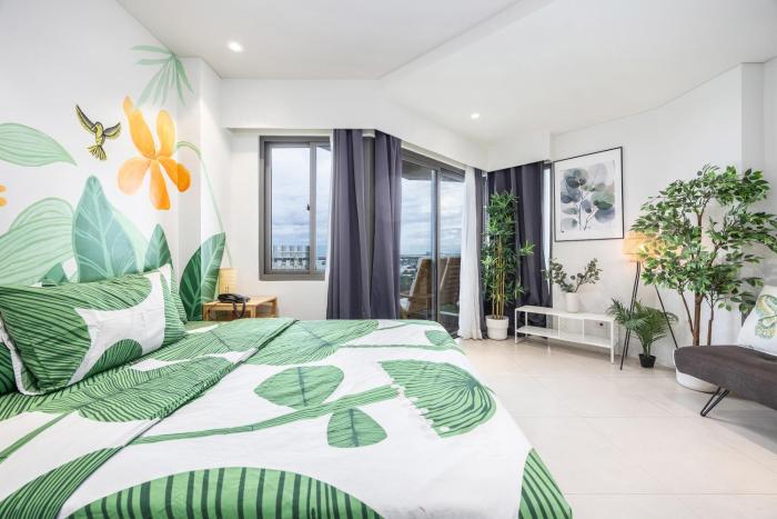 Jungle Studio at Tambuli Ocean View by Dominik Studio with Pool & Balcony in Mactan