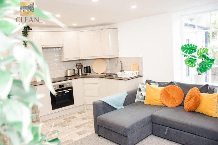 Stylish 1-Bed Flat Sleeps 4 Free Parking