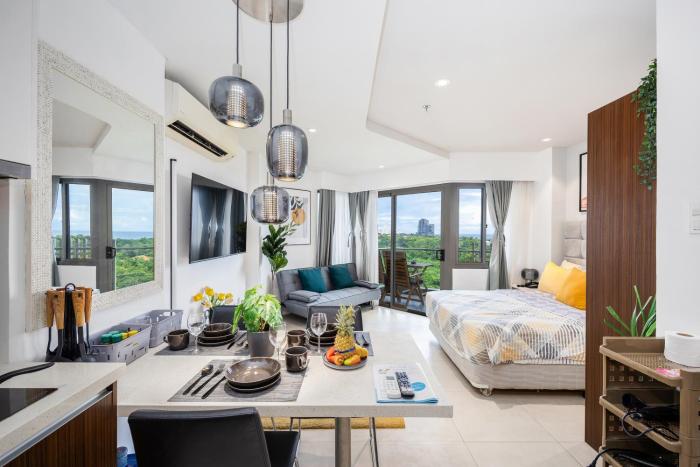 Stylish Studio at Tambuli Residences Ocean View by Dominik Studio Apartment with Pool Access & Balcony in Mactan
