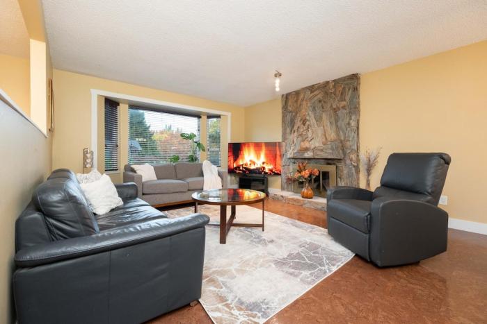 Cozy 3BR Family Home near City Centre & SkyTrain