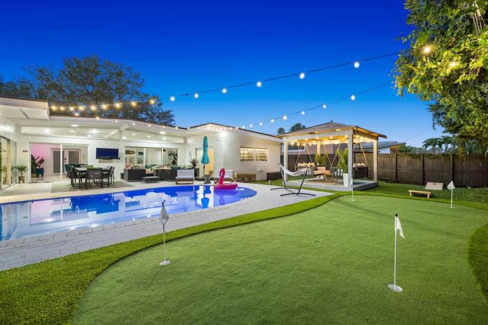 5BR Villa with Heated Pool, Firepit and 10mins to Beach