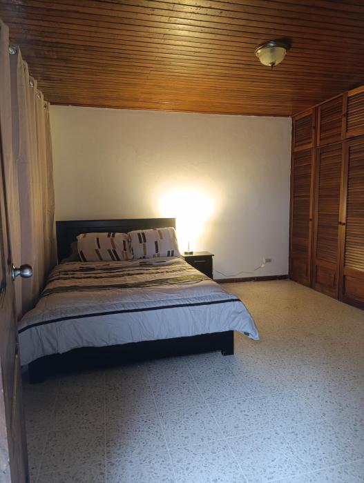 Habitación con baño, parqueo y seguridad