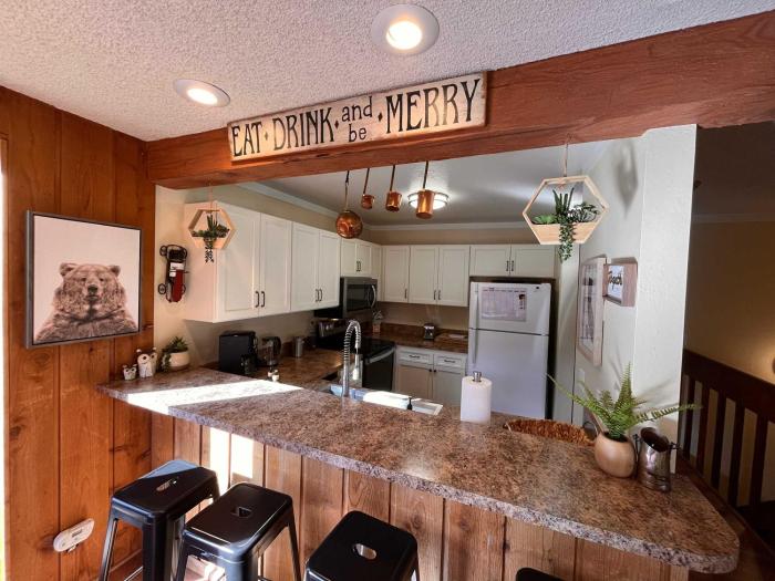 Cozy 2 Bedroom Condo with View of Mtn 10 min Walk 2 Slopes