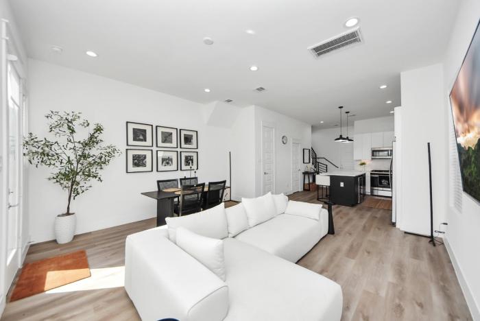Stylish & Spacious 3BR Gem With Hot tub Near Downtown