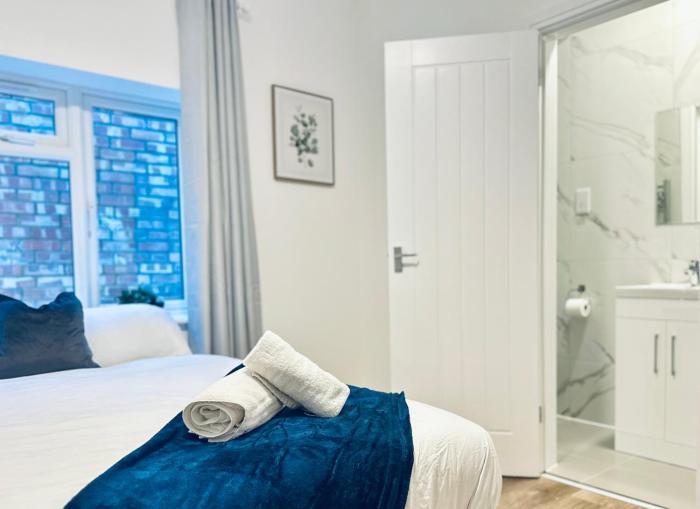 Modern 8-Bed Guest House, 5 Mins to Heathrow