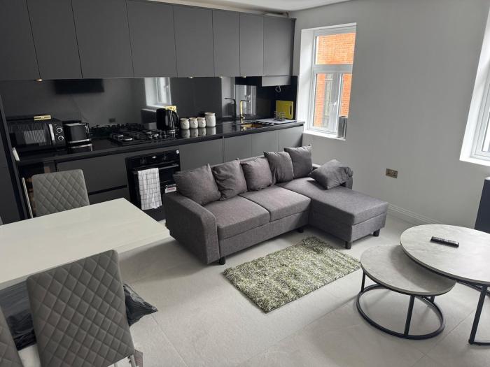 Three-Bedroom Flat Located off Oxford Street