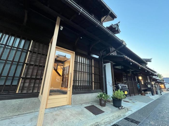 宿場を眺める古民家宿陽屋-Hinataya-