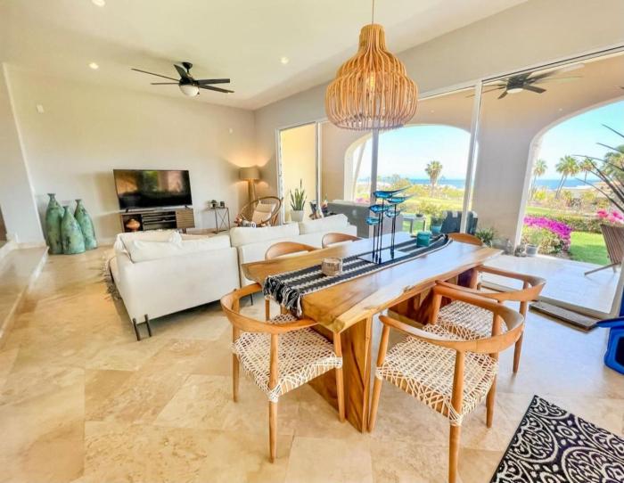 Spacious living, overlooks golfcourse & ocean