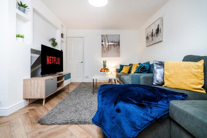 Classy 3 Bedroom Home for 6 Near Tividale, Oldbury-Ample Parking and WiFi, Exclusive Offers Book Quickly!