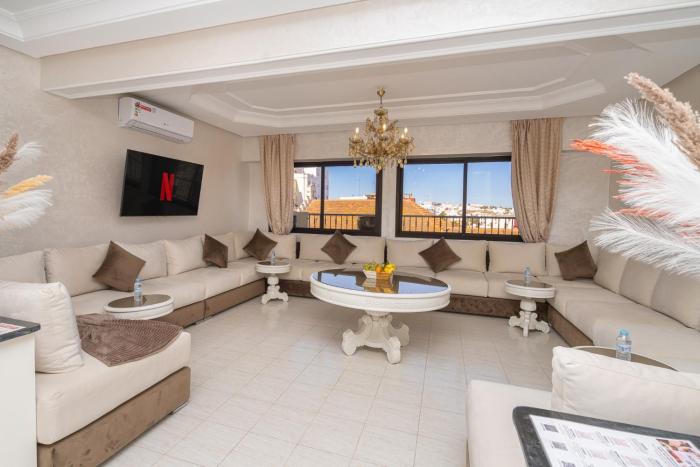 Appartement Charmant au Coeur de Tanger avec Vue sur la Mer, Cosy Balcon, 2 Salles de Bain, WIFI, AC, IPTV