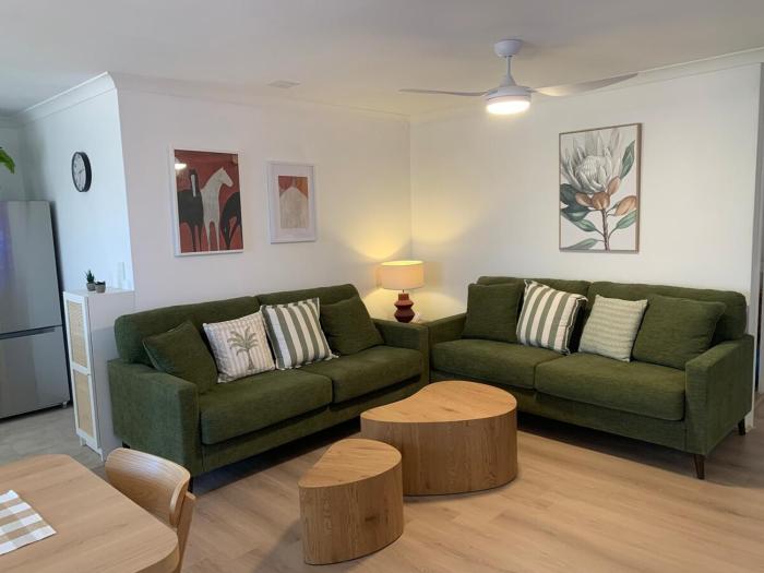 Fresh & fabulous 4 bedroom villa - walk to Curtin University