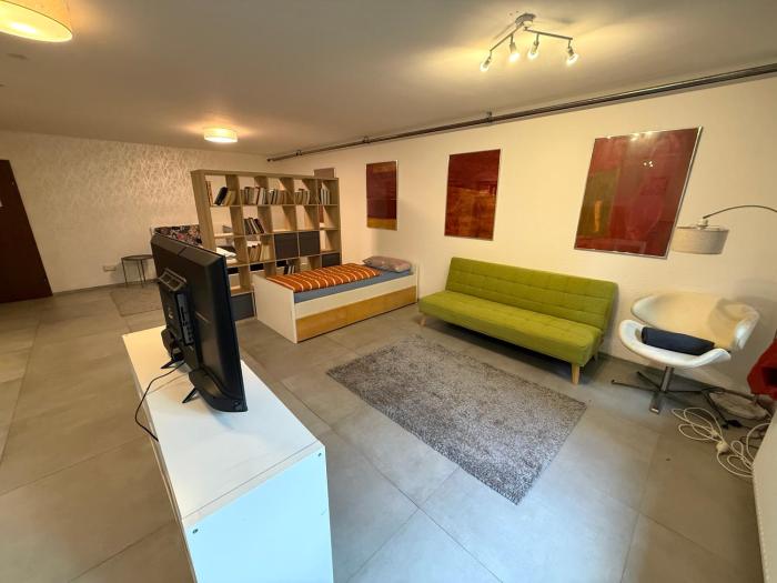 Helle Kellerwohnung im Grünen mit Sauna