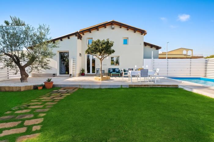 Incantevole villa con piscina e giardino a poca distanza dalle spiagge piu belle