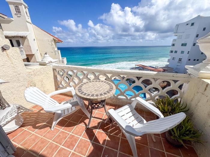 Beachfront condo 10 min from the airport