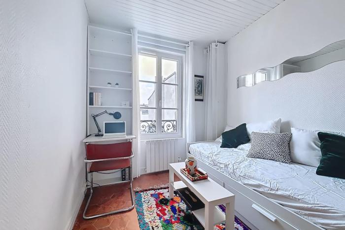 Bright studio in the Marais