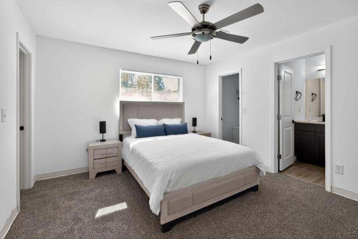 Bright, Spacious 2Bd 25Bt Townhome Interior