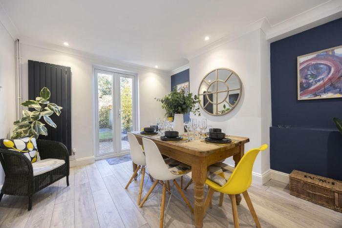 Spacious 3-Bed Period Home Near Bath Road