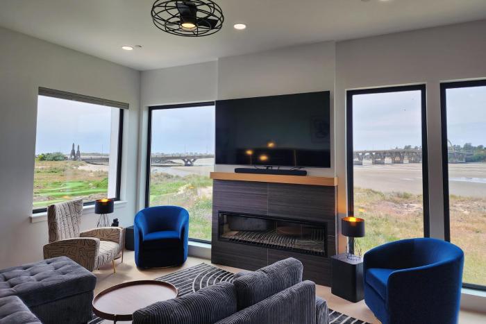 Spectacular Bridge and Bay Views! Bays Edge!