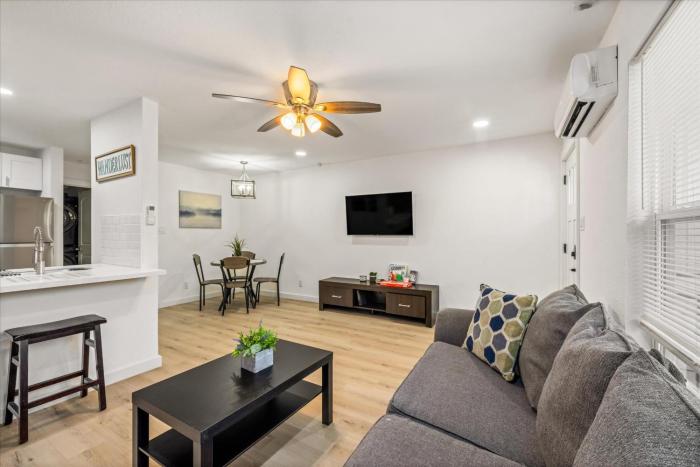 Cozy Apt Near Midtown Montrose Desk Games WiFi