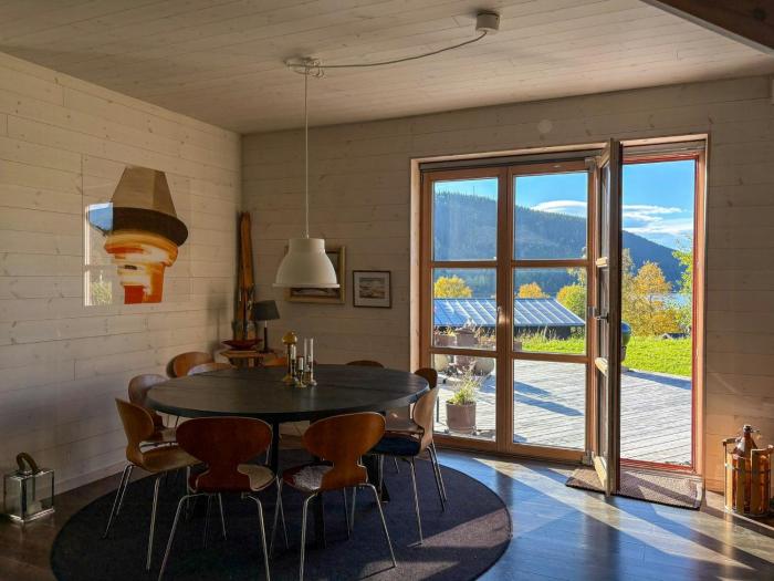 Mountain House With Lakeview For Large Families
