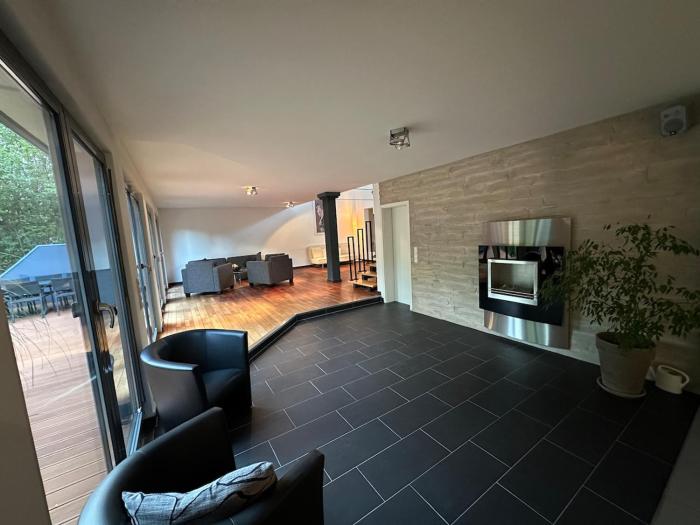 Design-Ferienhaus mit Garten, Kino & 5 Schlafzimmern