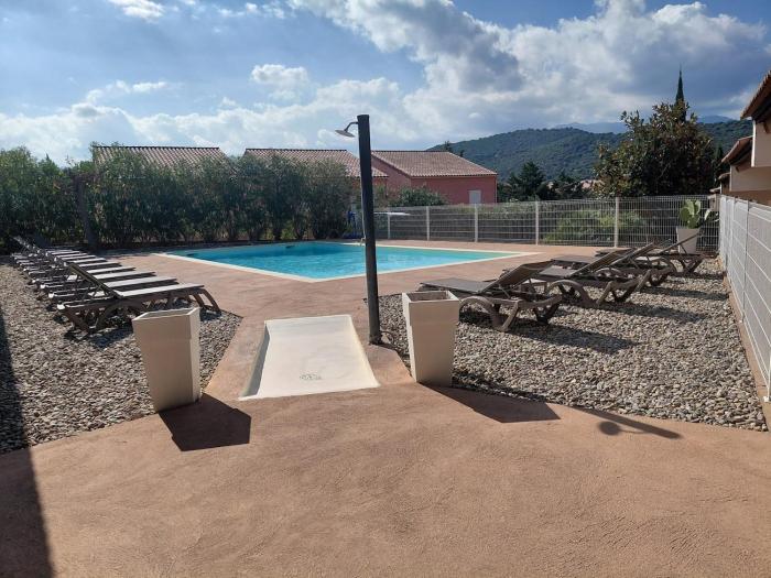 Appartement 4 pièces dans une petite résidence calme, climatisation et piscine