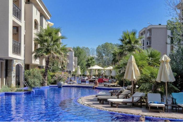 Apartment Sleeps 4 with Pools Access - Smart TVs