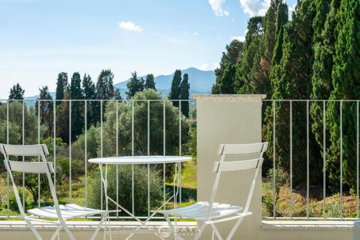 Modern & Bright 2BR Retreat with Balcony