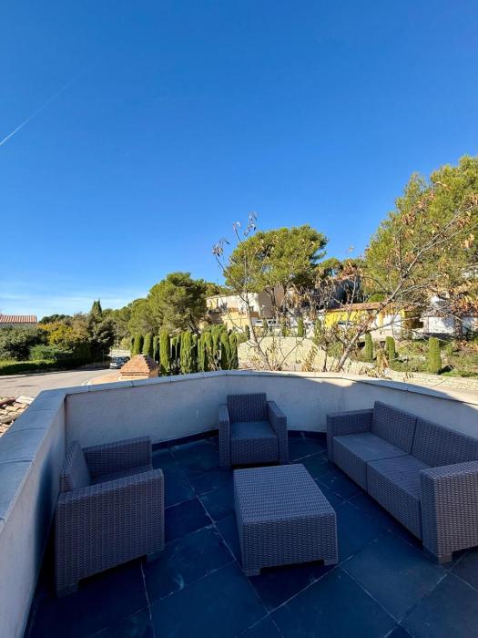 T3 haut de villa avec terrasse à Roquefort-la-Bédoule proche Cassis